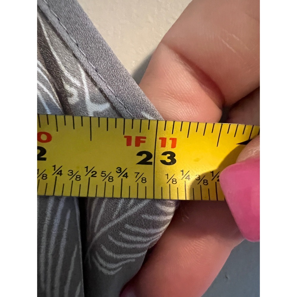 Torrid Gray Feather Print Sharkbite Hem Tank Top Blouse Size 0 Large 12 - Picture 6 of 6